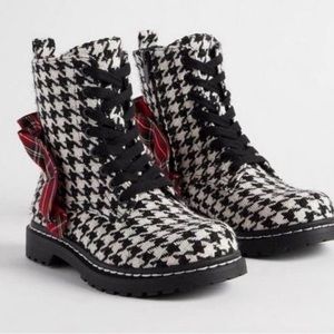 Brand new combat boots. Ordered wrong size.